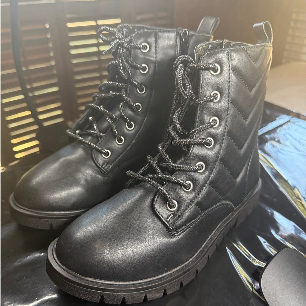 Magellan Outdoors Quilted Girls Size 2D Black with Silver laces Side-Zip Boots